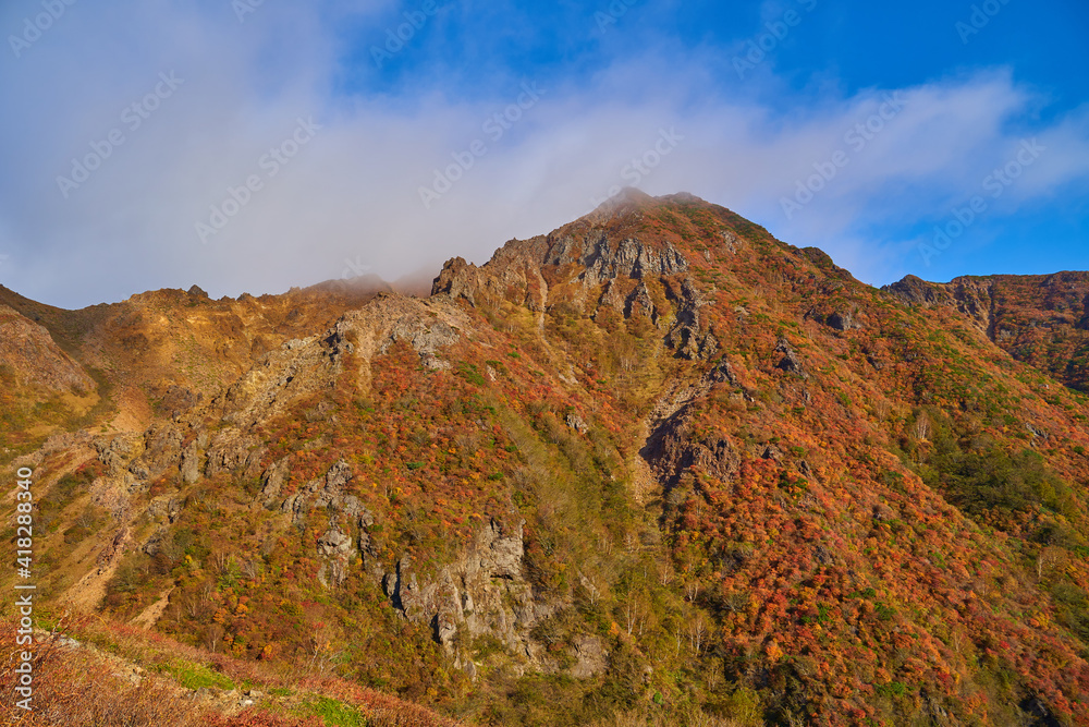 栃木県那須岳の(峰の茶屋跡避難小屋に向かう)登山道から見た紅葉の朝日岳