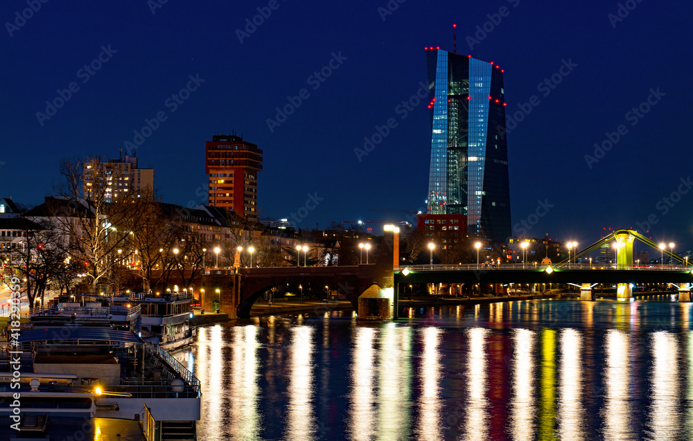 Fototapeta premium Frankfurt, Main, Mainpromenade und Blick auf die EZB-Europäische Zentralbank