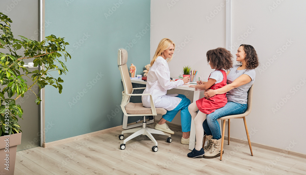 Kids psychologist works with African American family in a doctor's ...