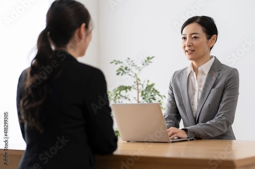 営業 日本人女性 イメージ