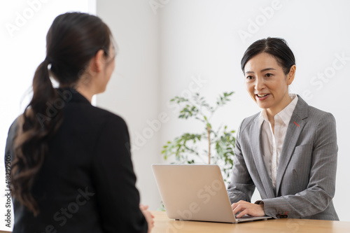 営業 日本人女性 イメージ