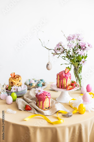 Easter table setting. Easter cake craffin © Lisa Bauer