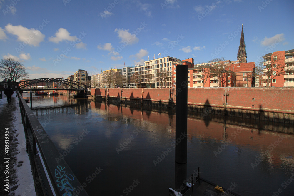 Winterliches Hamburg; Blick über den Zollkanal, Bei den Mühren