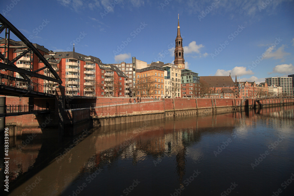 Romantisches Hamburg; Zollkanal an der Kibbelstegbrücke mit St. Katharinen