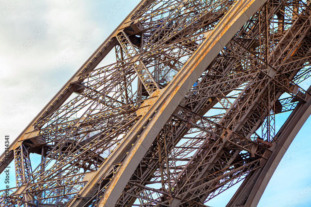 Eiffel Tower construction details , metallic structure