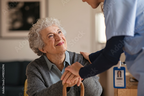 Canvastavla Nurse take care of senior woman