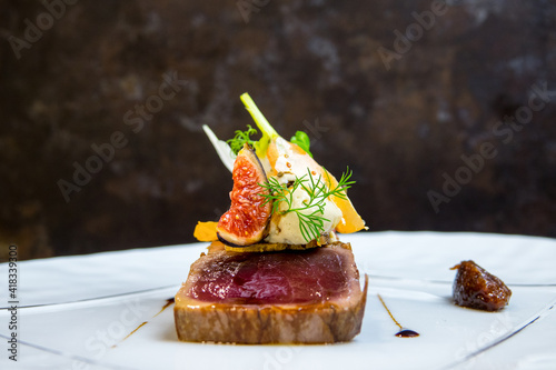 Fototapeta Naklejka Na Ścianę i Meble -  Plat restaurant gastronomique tataki de thon