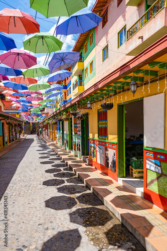 Une ruelle colorée du magnifique village de Guatapé, Antioquia, Colombie © Matthieu