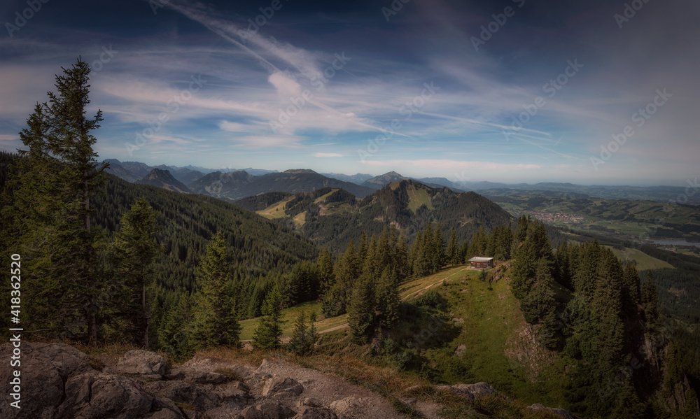 Fototapeta premium Panorama Ausblick von der Alpspitz in Nesselwang auf die Bergwelt in den Allgäuer Alpen