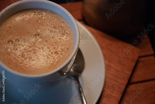 frischer Kaffee, dampfend in einer weißen Porzellan-Tasse