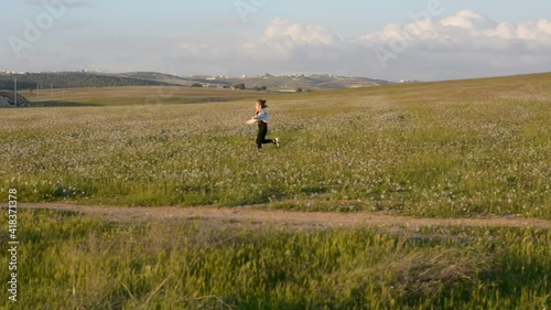 Wallpaper Mural girl is played in the field Torontodigital.ca