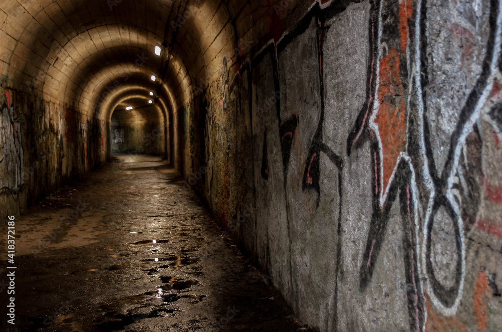 Túnel húmedo con graffitis