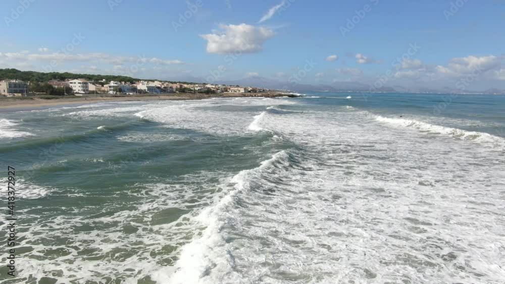 Vista aerea de la costa de Mallorca con vistas a la playa con grandes olas Vista aerea de la costa de Mallorca con vistas a la playa con grandes olas