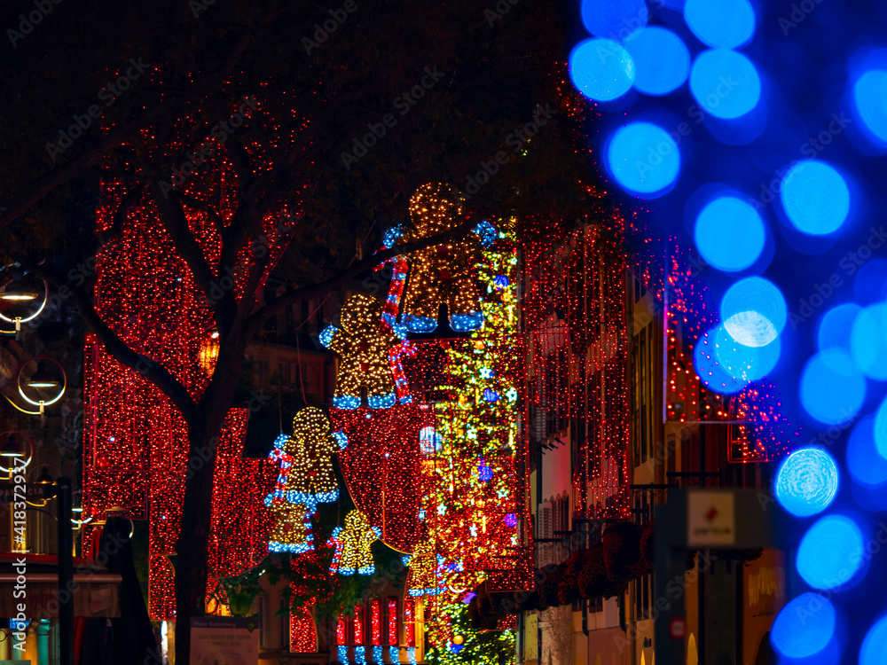 Obraz premium The streets of the night Strasbourg before the new year. Christmas decorations, illumination.