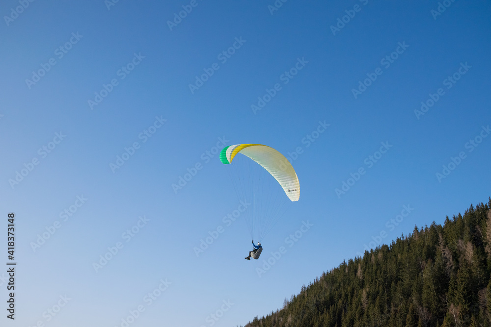 Gleitschirmflieger beim Start