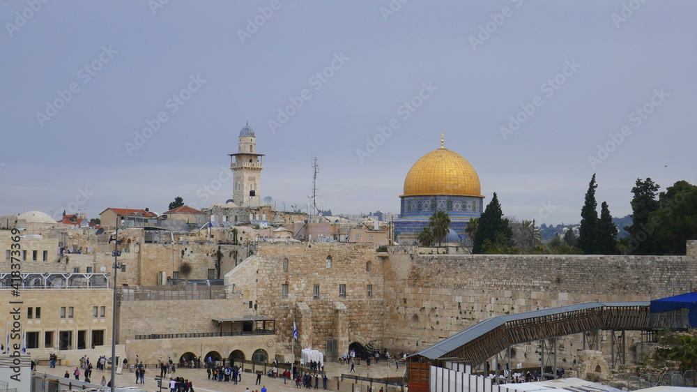 Felsendom mit Bab-al-Silsila-Minarett und Gläubigen an der Klagemauer
