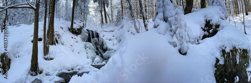 Panoramafoto winterlicher Wasserfall photo