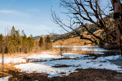 Schwarzsee, Lac Noir, Fribourg, Freiburg, Bergsee, Uferweg, Wanderweg, Schilf, Kaiseregg, Schafberg, Riggisalp, Spitzflue, Winter, Wintersport, Eisfläche, Alpen, Schweiz photo