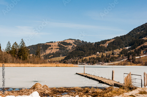 Schwarzsee, Lac Noir, Fribourg, Freiburg, Bergsee, Uferweg, Wanderweg, Schilf, Holzsteg, Kaiseregg, Schafberg, Riggisalp, Spitzflue, Winter, Wintersport, Eisfläche, Alpen, Schweiz photo