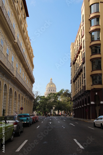 in the streets of cuba with view on the capitol © Astrid