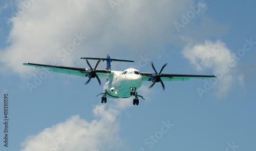 Tableau sur toile Turboprop airplane approaching