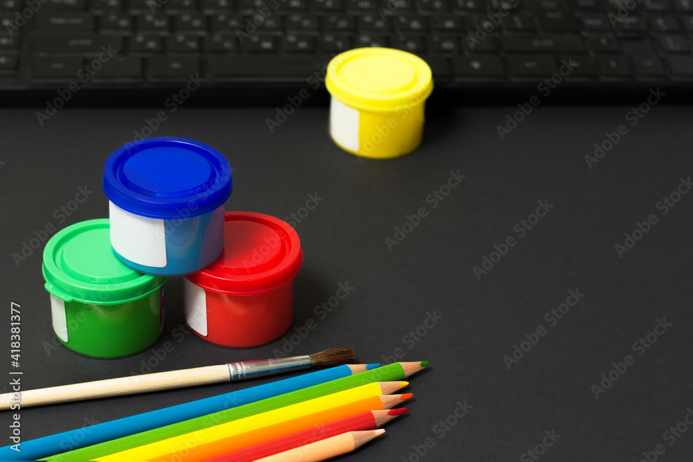 Online art course. Distance education. Artist equipment paintbrush, paint, colored pencils Online art course. Distance education. Artist equipment paintbrush, paint, colored pencils