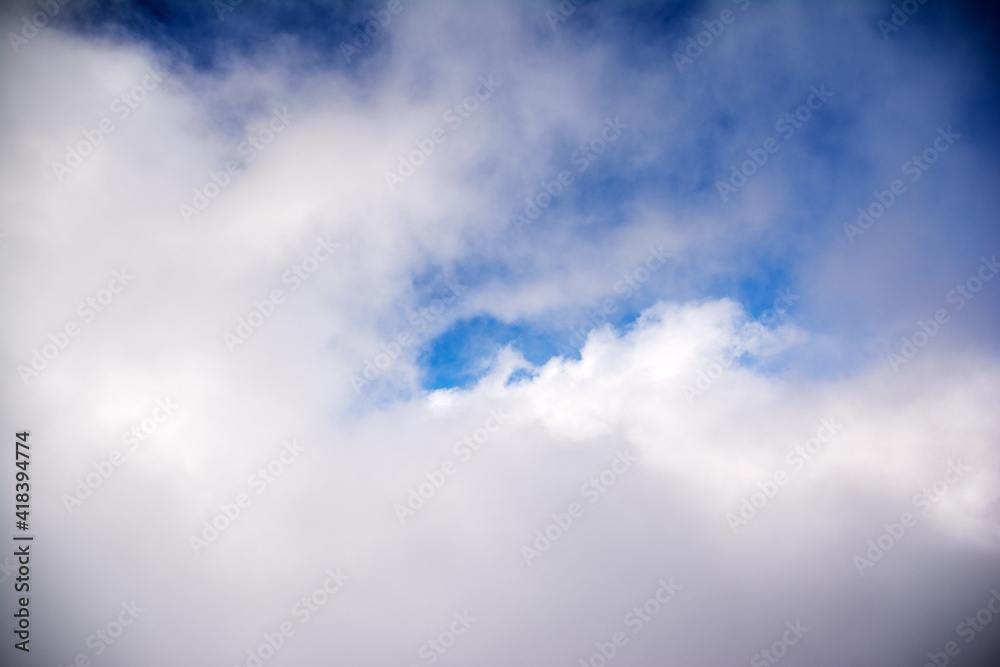 Obraz premium 信州北アルプス北穂高岳上空のふんわりした白い雲、晴れた青空。コットンキャンディ綿菓子。