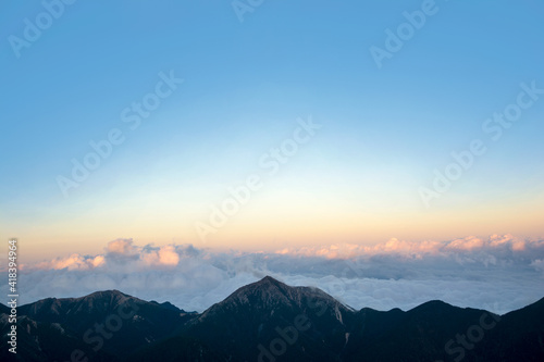 雲間の常念岳。信州、北アルプス北穂高岳からの眺望。 © Sanae