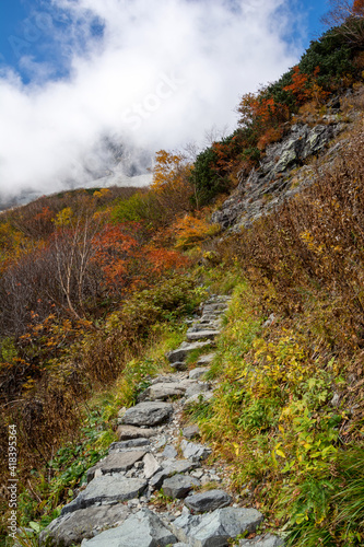松本市安曇の標高2,300mの日本最大規模の氷河圏谷、涸沢カールの紅葉、黄葉の石畳の登山道。