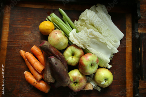 sok  warzywny, sok warzywno owocowy, zdrowe soki, zdrowy czerwony sok, sok z burakiem, zdrowie, sok w dzbanku, szklany dzbanek, zdrowie, dieta, detoks, warzywa, zielenina, wiosna, napoje, jedzenie,