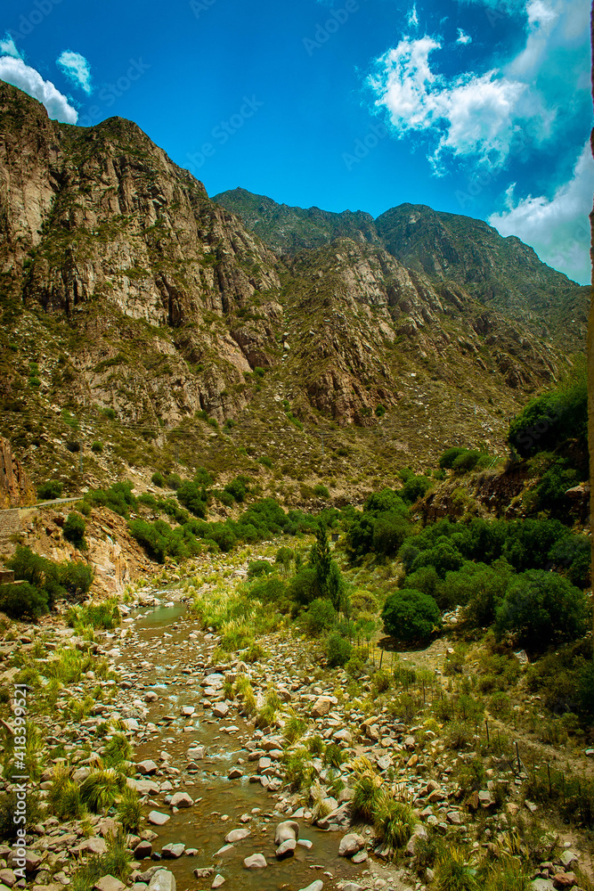 montaña rocosa