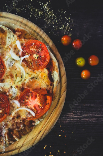 Pizza artesanal rústica de tomate y cebolla