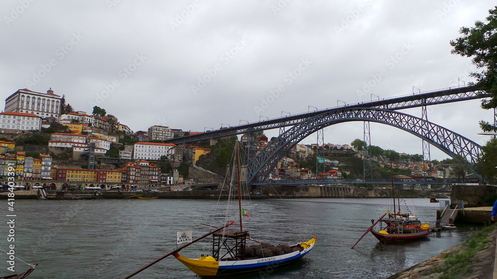 Views of the river duero as it passes through the city of Porto.