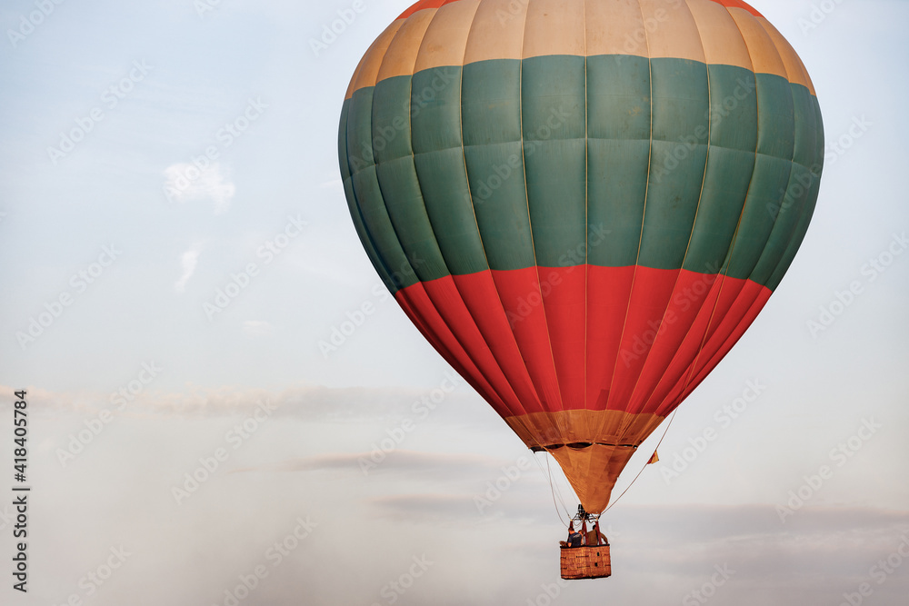 Obraz premium close-up of a hot air balloon against a cloudy summer sky