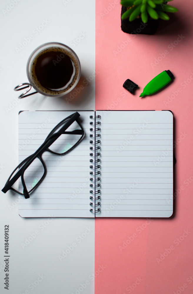 mesa de trabajo con taza de café, concepto trabajar desde casa mesa de trabajo con taza de café, concepto trabajar desde casa