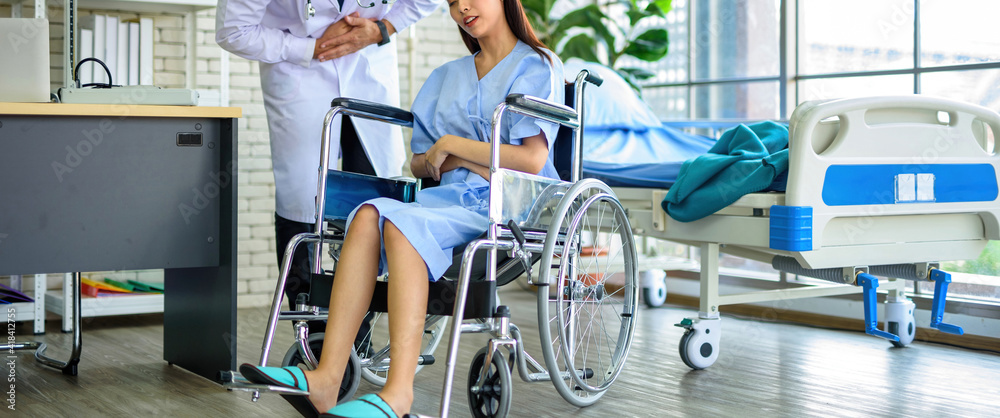 Working-age women have abdominal pain and intestinal disease on the wheelchair inside the clinic..