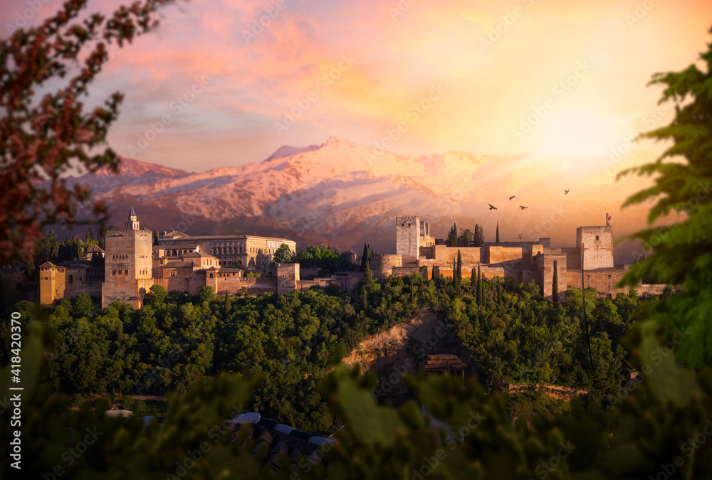 Atardecer en Granada, con la Alhambra y Sierra Nevada de fondo, vistas desde el mirador de San Nicolas.