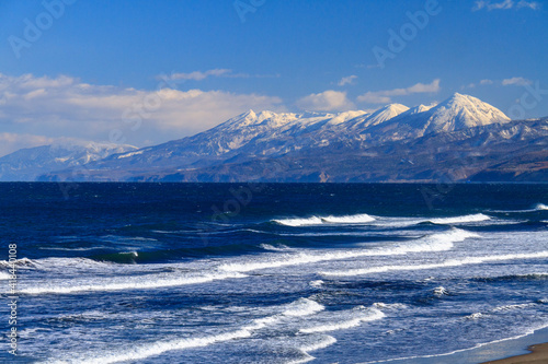 知床 冬の知床連山とオホーツク海