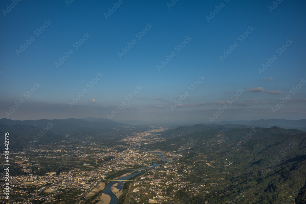 龍門山付近から紀ノ川沿いに奈良方面を空撮　和歌山県紀の川市