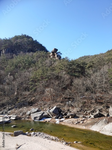 산위에 바위탑