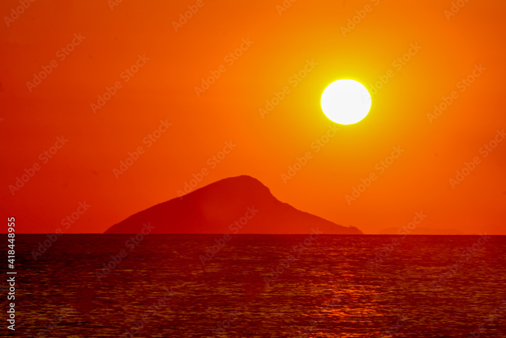 Fototapeta premium Por do sol na praia de toque toque pequeno - são Sebastião - sp