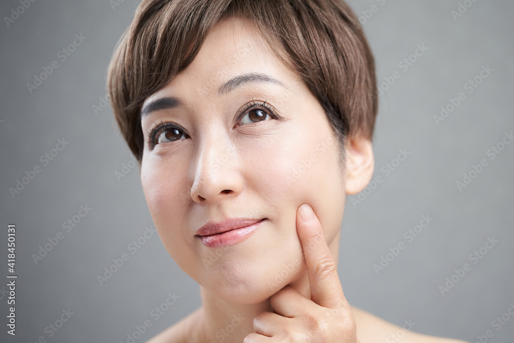 肌の状態を気にする中年の日本人女性