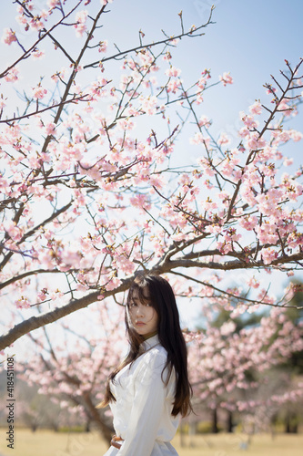 春を感じる桜と女性