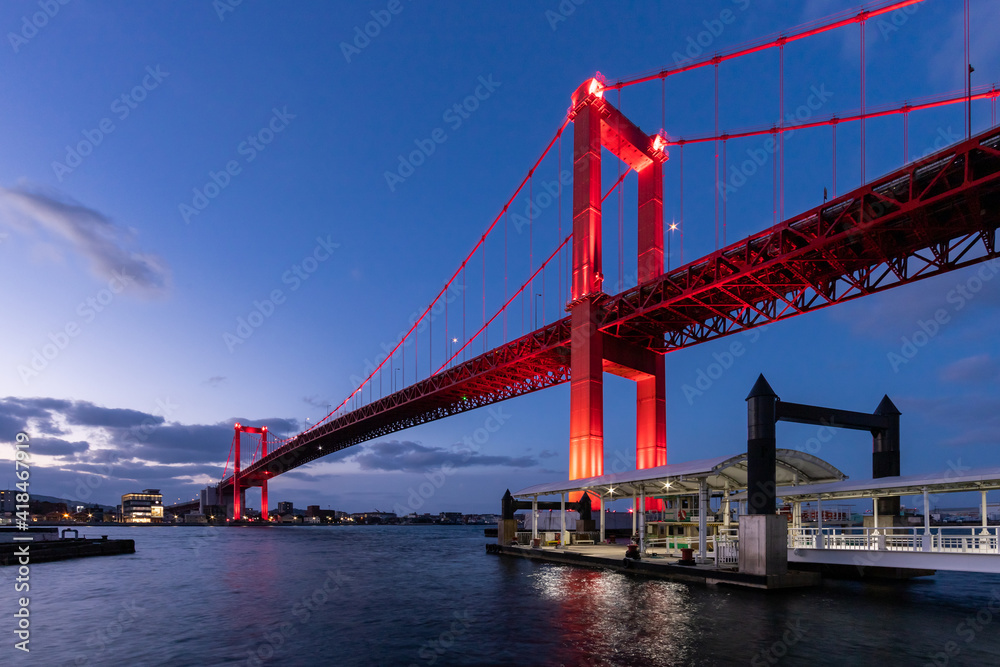 Naklejka premium 真っ赤にライトアップされた若戸大橋の夜景 福岡県北九州市