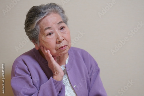 悩むおばあさん　考えごとをする高齢女性 photo