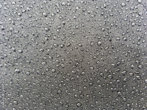 Gotas de lluvia sobre la tela de un paraguas. Primer plano de las pequeñas gotas como perlas.