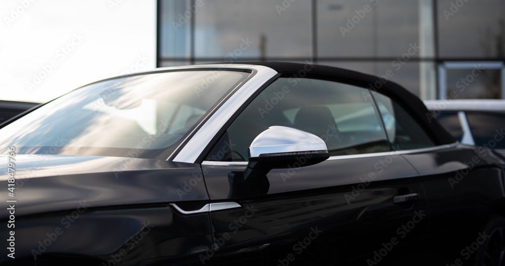 Luxuriöses Cabriolet in schwarz mit schwarzem Verdeck 