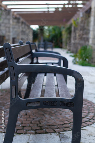 Iron bench with backrest and seat with wooden tables © Carlos