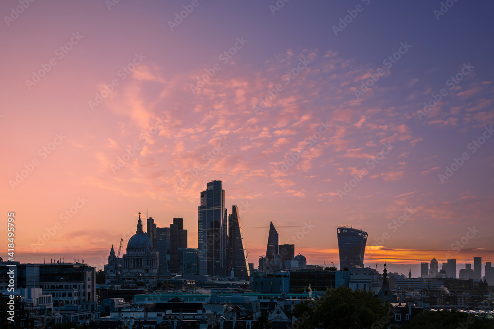Obraz premium Stunning beautiful landscape cityscape skyline image of London in England during colorful Autumn sunrise