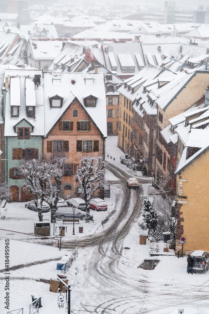 Obraz premium Panorama sur la ville de Belfort (Territoire de Belfort, Franche-Comté) sous la neige